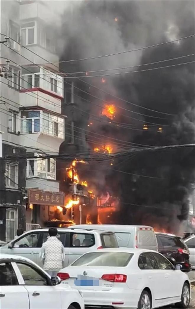 黑龙江哈尔滨南岗区一小区发生火灾致2人死亡商户称系装修材料起火(图2)