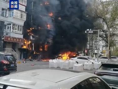 黑龙江哈尔滨南岗区一小区发生火灾致2人死亡商户称系装修材料起火(图1)