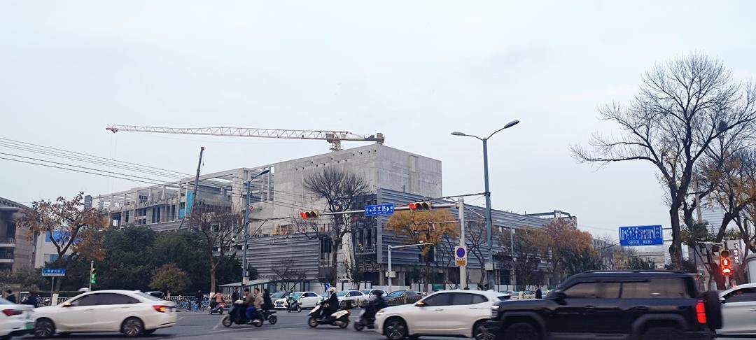 济南泉城广场韩美林艺术中心主体建成正进行外墙装修！(图1)