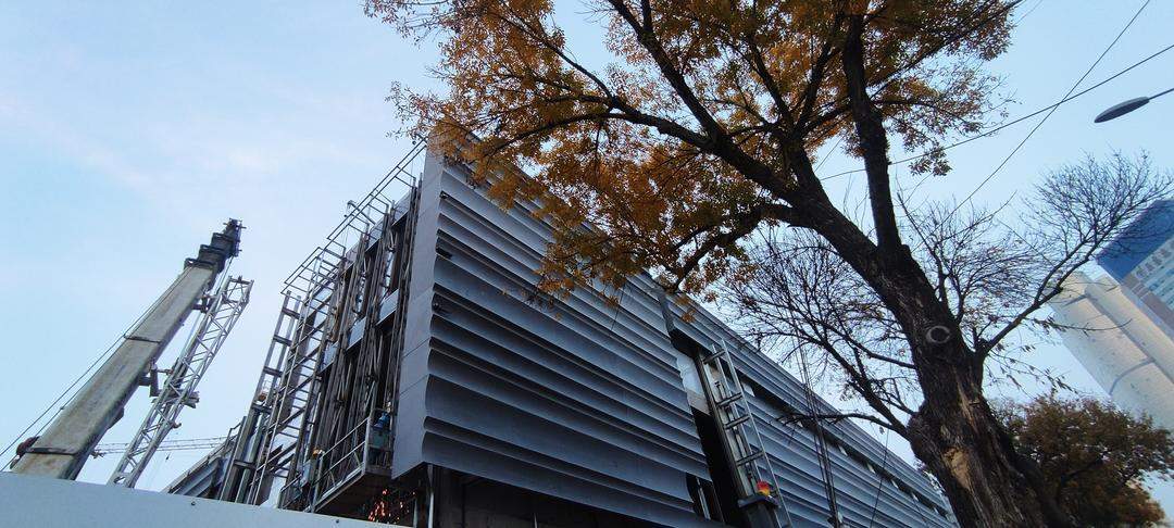 济南泉城广场韩美林艺术中心主体建成正进行外墙装修！(图3)