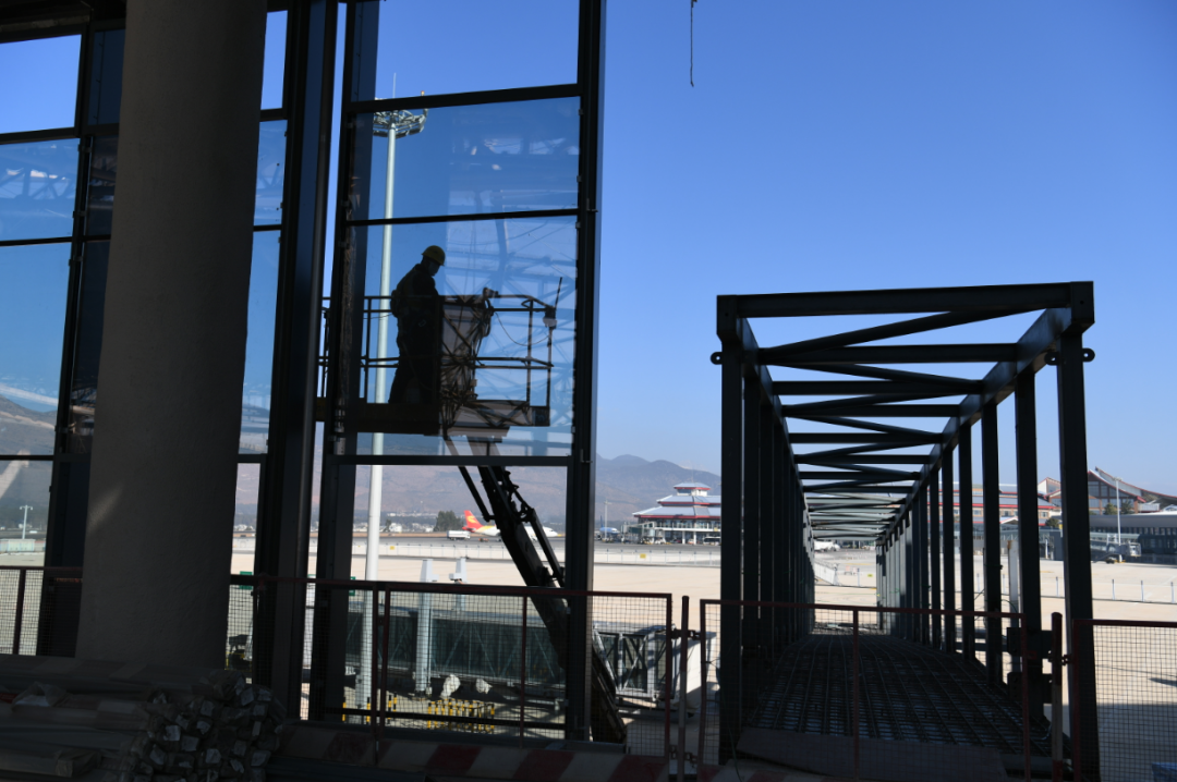 新春走基层丨丽江机场三期改扩建工程：跑出“速度”干出“热度”(图2)