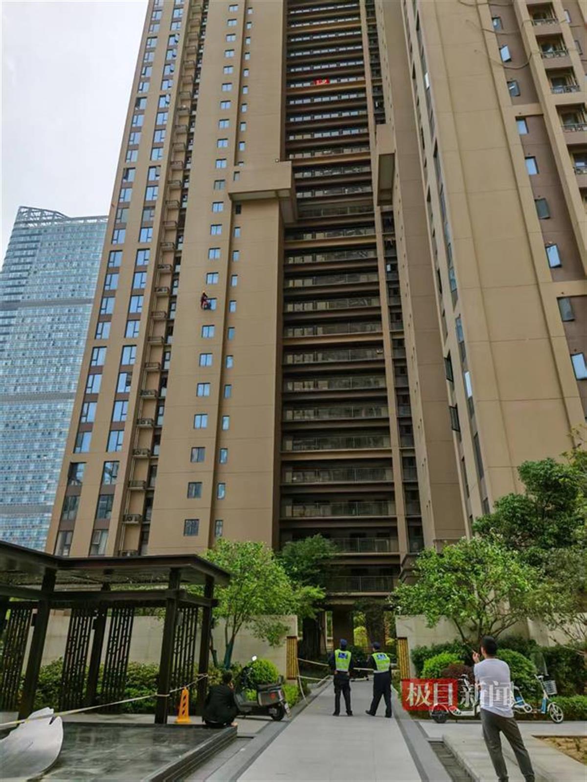 小区外墙抹灰层一年四次脱落开发商排查待修(图2)