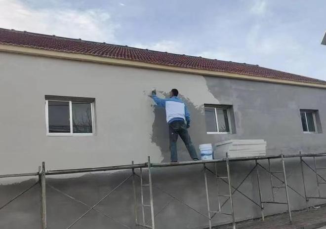 kaiyun网站：东营区：老旧楼院换“新装”外墙保温暖民心(图2)