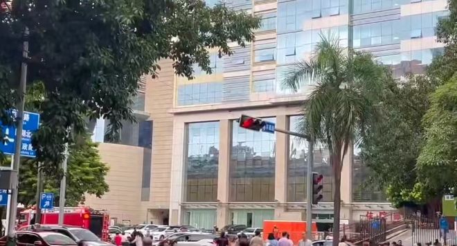 突发！广西南宁青秀区有人从医院高楼坠落消防到场处置当地：警方已介入正处理(图2)