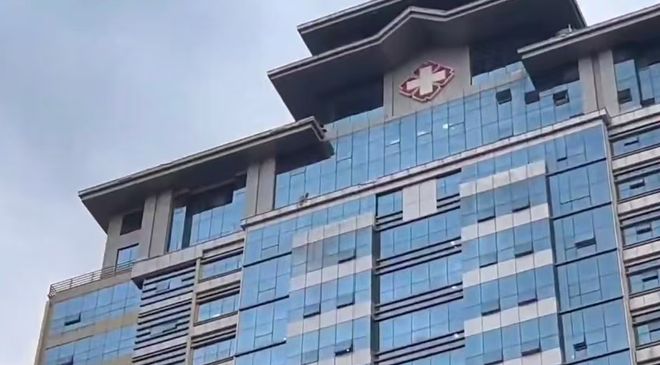 突发！广西南宁青秀区有人从医院高楼坠落消防到场处置当地：警方已介入正处理(图1)