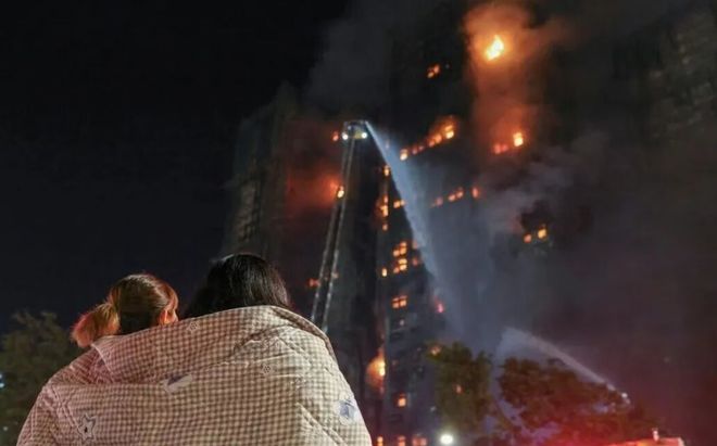 最初发现只有一点结果连烧八大楼！目击者：一栋栋烧烧到爆炸(图7)