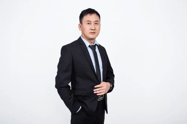 kaiyun网站：放弃铁饭碗他把冷门生意做到全球行业寒冬却年入30亿(图1)